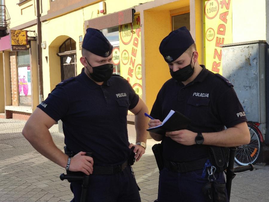 Policjanci już nie pouczają. Od soboty wystawili 47 mandatów za brak maseczki