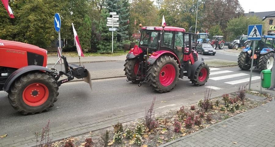 Rolnicy blokują centrum Przedborza. To protest przeciw piątce dla zwierząt