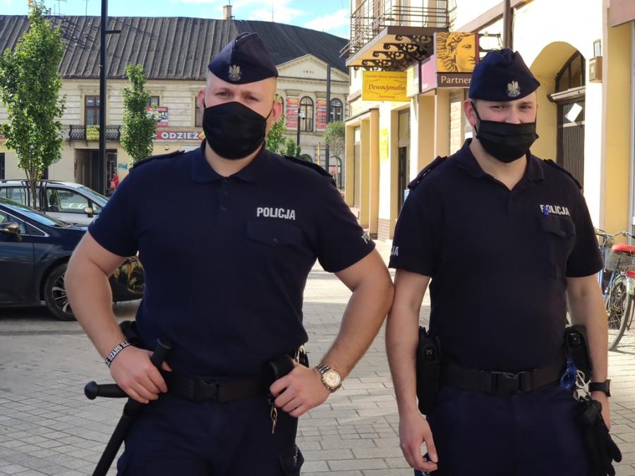 „Proszę podejść do okna