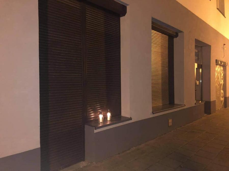 Znicze pod biurem poseł Milczanowskiej: „Niech przypomną o śmierci...