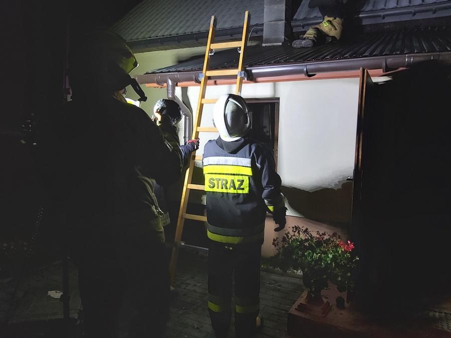 Pożar domu w Miejskich Polach w gminie Przedbórz. Gasiło pięć zastępów straży pożarnej
