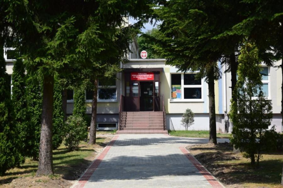 Nauczyciel z Jedynki ma Covid-19. Nawet kilkaset osób pod nadzorem