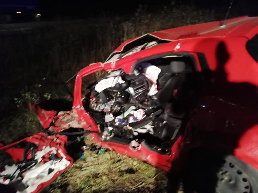 Czołowe zderzenia z ciężarówką. Zginął 28-latek kierujący fiatem