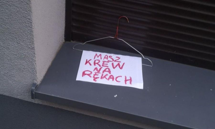 „Masz krew na rękach”. Kolejny dzień protestów pod biurem poseł Milczanowskiej