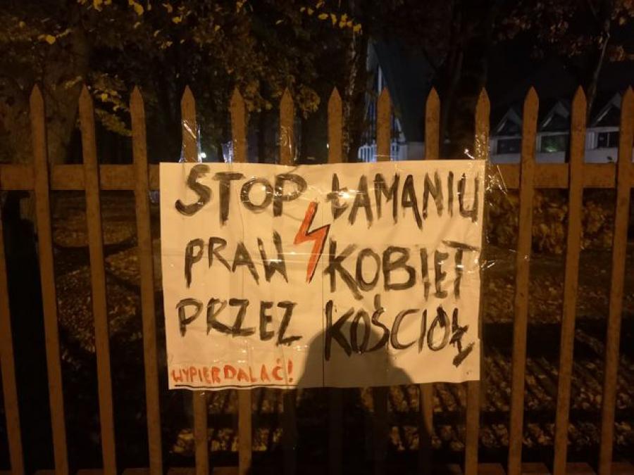 „Módlmy się o prawo do aborcji”. Plakaty na ogrodzeniu kościoła na Kowalowcu