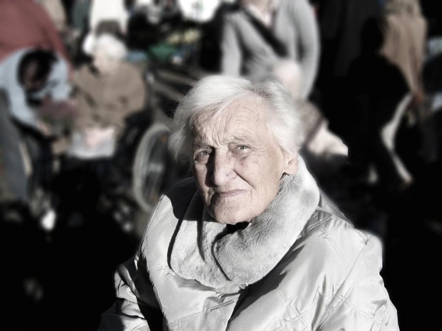 Sam w czerwonej strefie. „Mąż zmarł, ludzi na pogrzebie nie było, bo ksiądz się bał