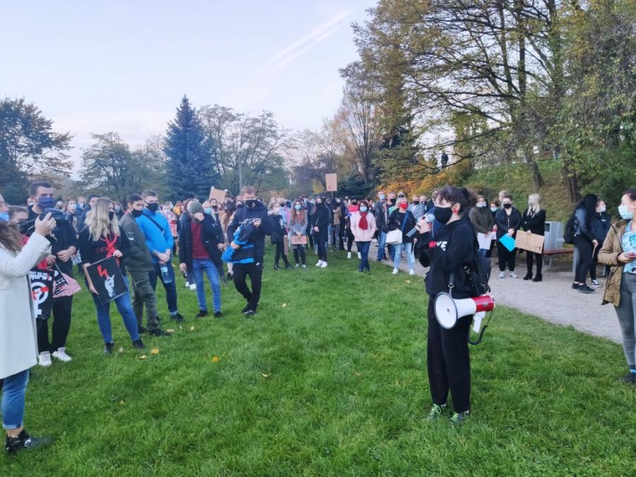 Są wściekli, krzyczą, nie boją się. Studenci mieli wyjechać, zostali w Radomsku. I protestują