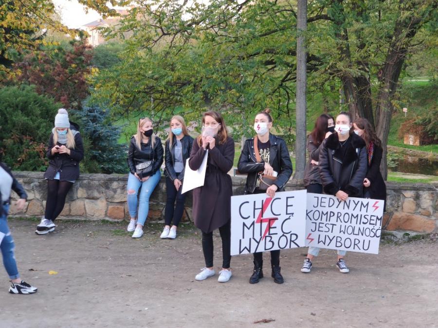 Demonstrujesz i masz z tego powodu kłopoty? Adwokaci z Radomska: pomożemy