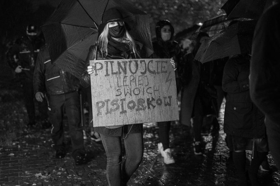 „Obyś Jaruś wdepnął w lego”. Piątkowy protest na zdjęciach Zuzy Bartnik