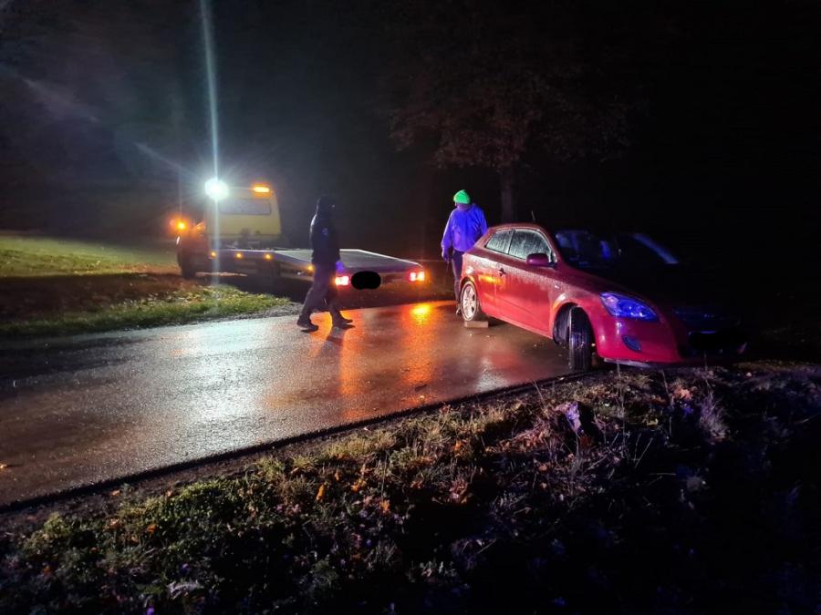 Połowa auta w rowie, połowa na jezdni. Właściciel je zamknął i sobie poszedł