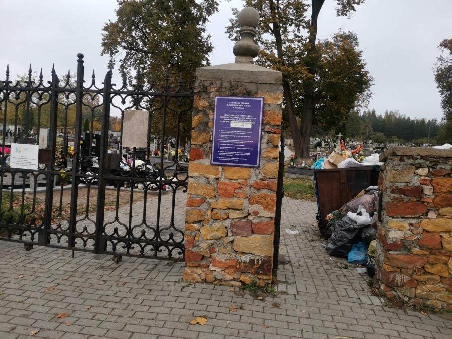 Przedbórz: ks. Dziadczyk: wieszamy kartki z informacją. Cmentarz jest zamknięty