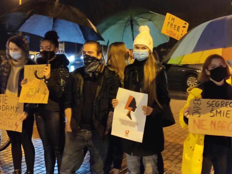 [ZDJĘCIA] Blokada/Radomsko ***** ***. Tym razem niemy protest na rondzie koło MDK