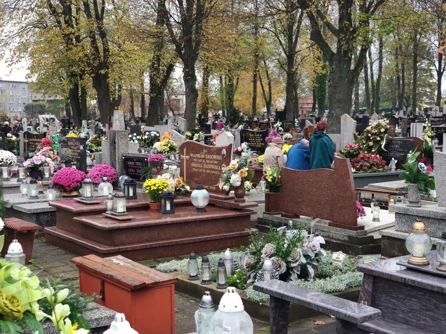 Cmentarny lockdown zakończony. Dziś spóźnione Wszystkich Świętych