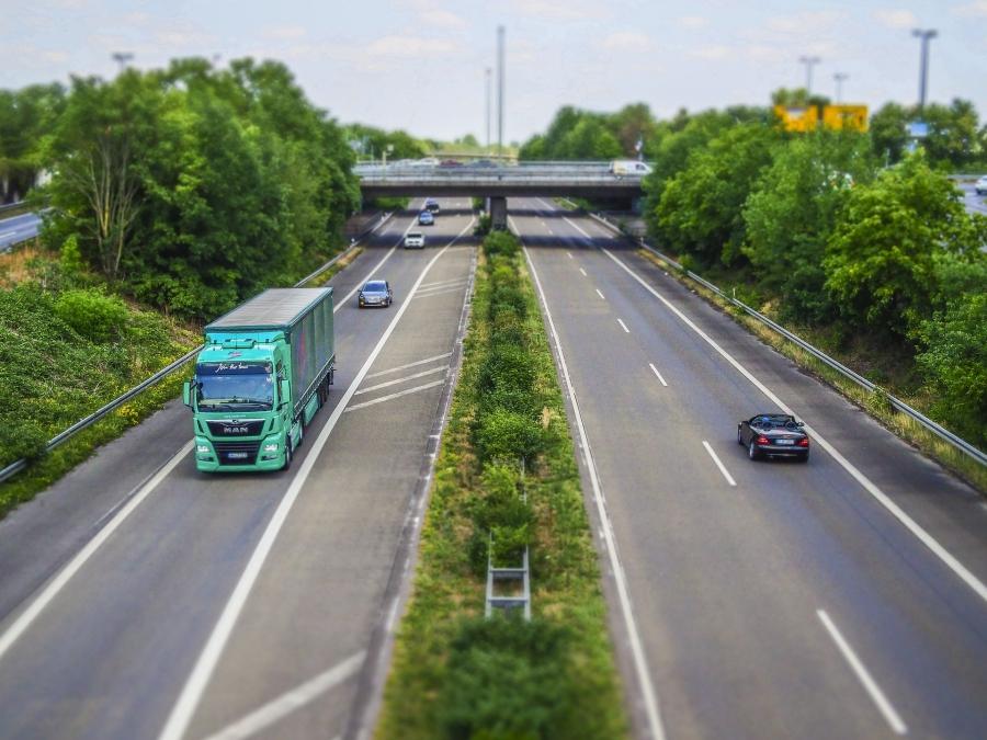Utrudnienia na DK1, ciężarówka uderzyła w bariery energochłonne