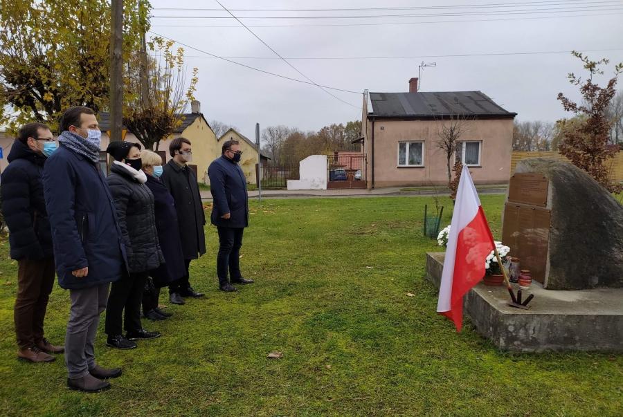 Święto Niepodległości: poseł Milczanowska i działacze złożyli kwiaty
