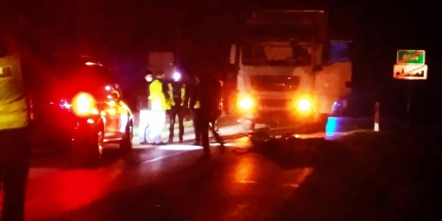 61-letni rowerzysta zginął potrącony przez ciężarówkę. Droga nie była oświetlona