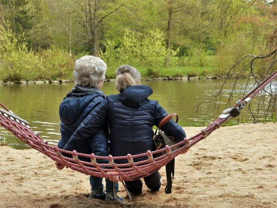 Szlachetna Paczka: 80-letnia pani Anna marzy o przyborach do szycia, jej córka o szaliku