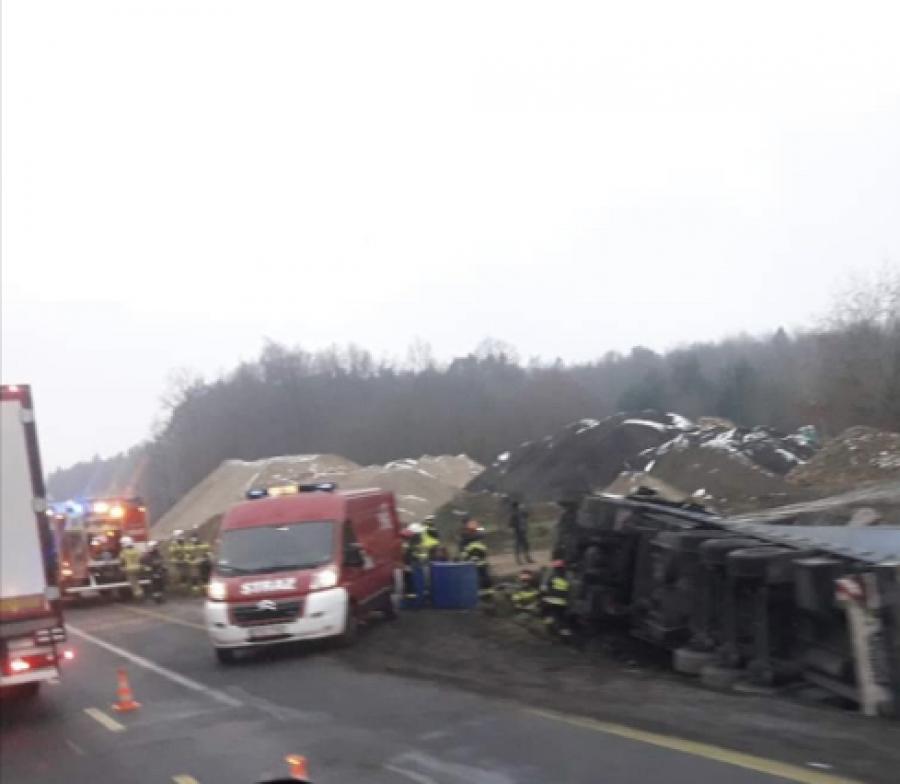 Ciężarówka w rowie na Gierkówce. Trzeba przeładować to, co się wysypało
