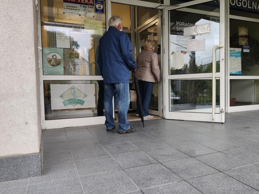 Szara strefa koronawirusa. Nawet połowa pacjentów unika testów. „To byłby paraliż firmy