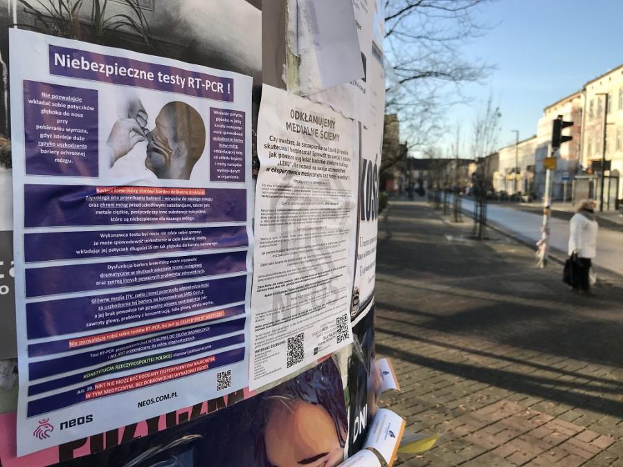 Plakatowa ofensywa antycovidowców: „Uszkodzenie bariery ochronnej mózgu”
