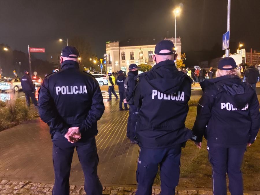Policja pałuje demokratycznie. Pytamy funkcjonariuszy, czy dali się kupić PiS
