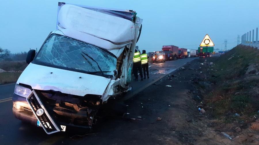 55-letni kierowca busa uderzył w ciężarówkę. Mężczyzna zginął na miejscu