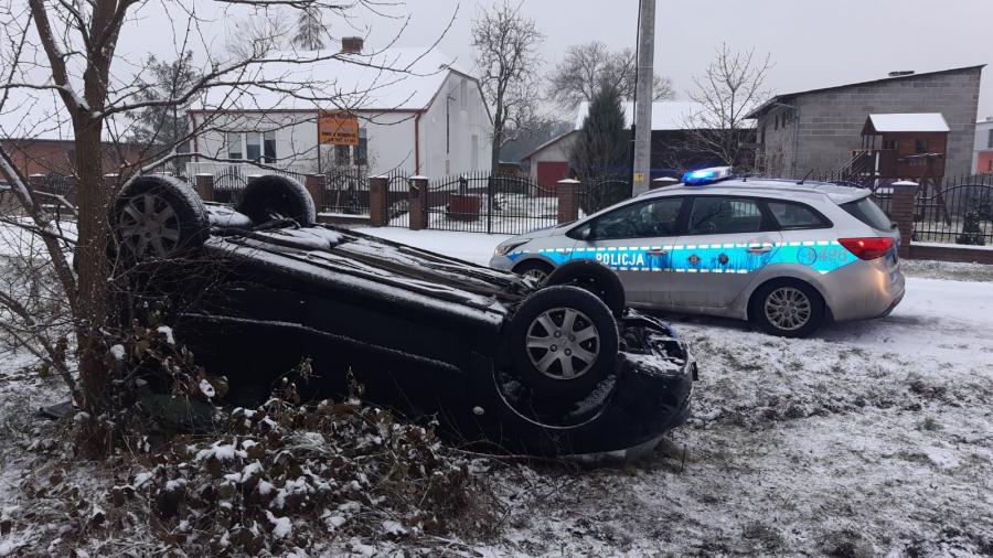 43-latka kierująca peugeotem wypadła z drogi, auto przewróciło się na dach