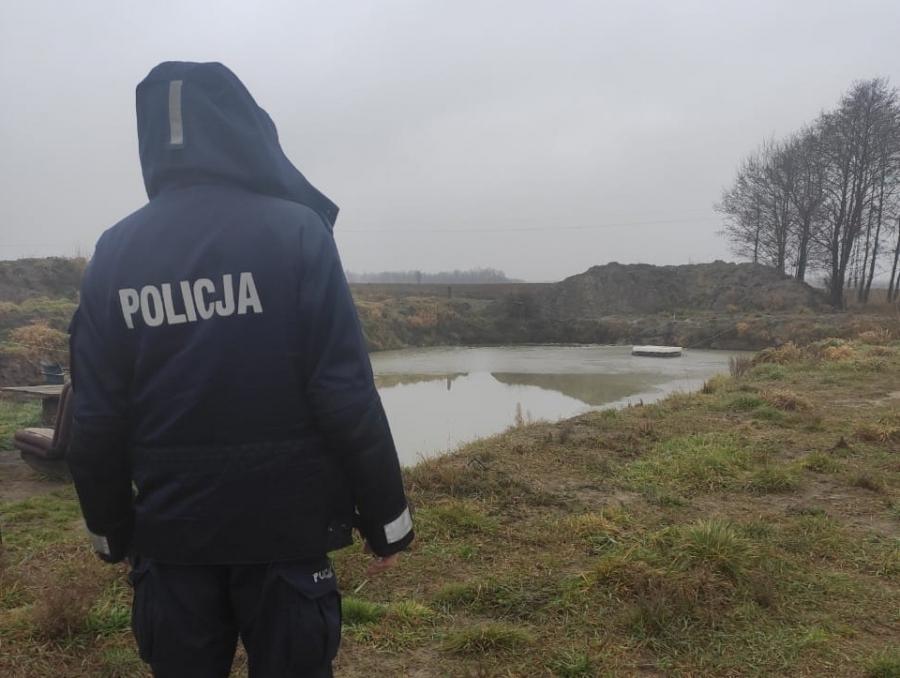 Zwłoki 46-latki znalezione w stawie w Wiewiórowie w gm. Lgota Wielka