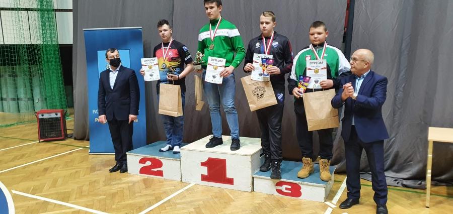 Nasi zapaśnicy na podium zawodów w Olsztynie. Widać progres, mówi trener