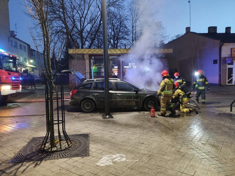 Samozapłon na ulicy Reymonta. Strażacy szybko ugasili ogień pod maską