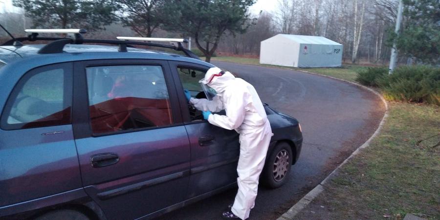 Czekamy w kolejce do Drive Thru na wymaz. Syn pyta: mamo, czy to boli?