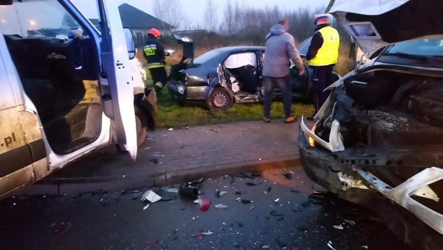 Zderzenie dwóch busów i auta osobowego. Jechało nimi 14 osób