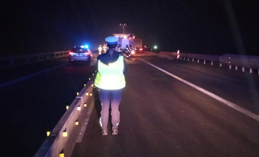 Kierowca forda wpadł w poślizg i najpierw uderzył w mercedesa, potem w fiata