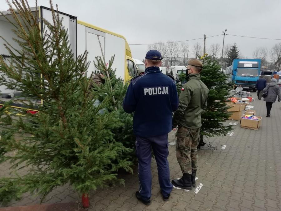 Bezpieczne święta: policjanci i żołnierze WOT na miejskiej Targowicy