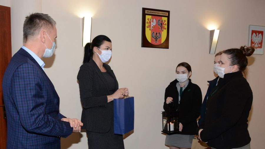 Betlejemskie Światło Pokoju w adwentowej sztafecie dotarło do radomszczańskiego starostwa