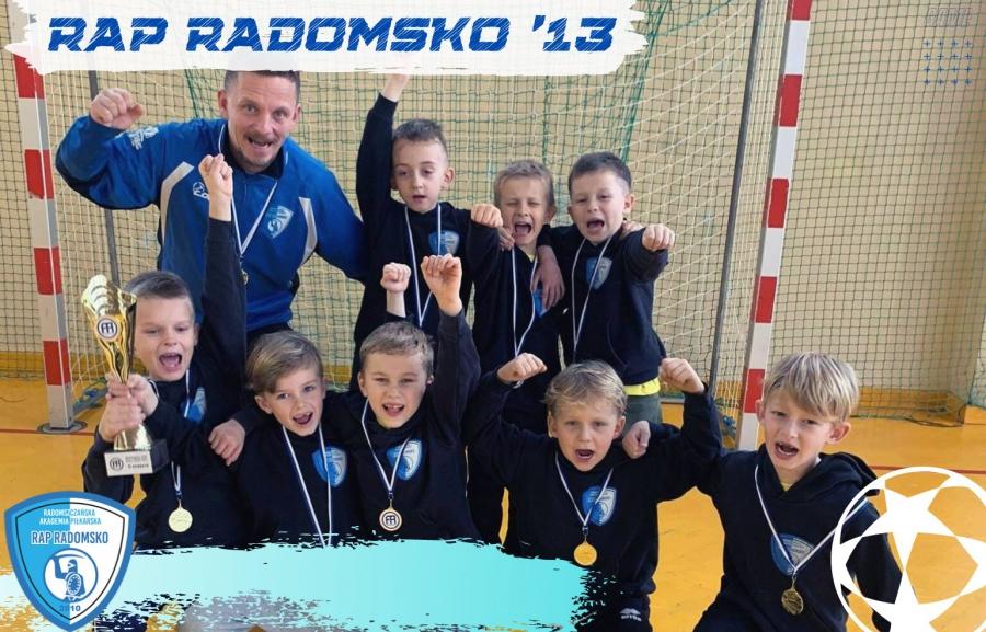 RAP Radomsko - zawodnicy z rocznika 2013 - z II miejscem w turnieju w Bełchatowie