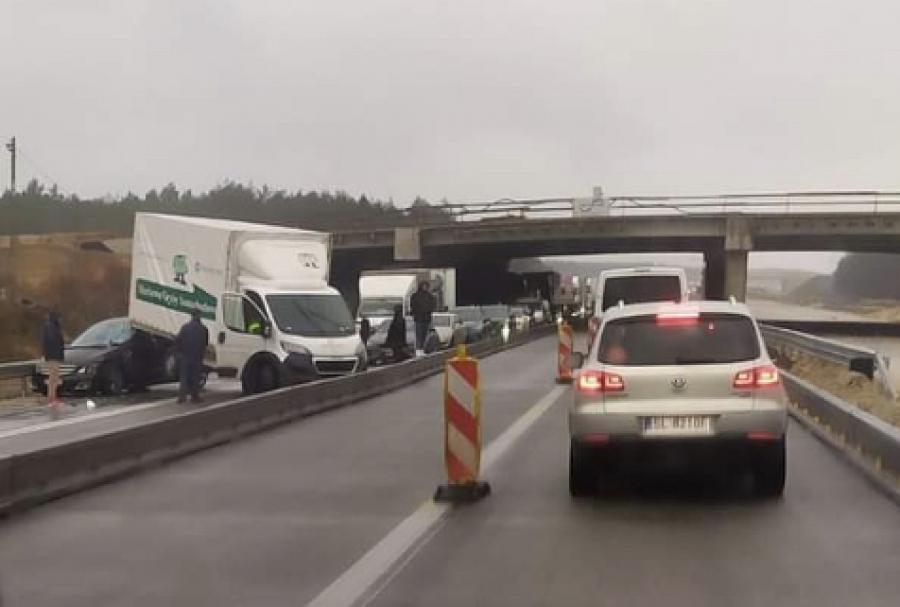 Zderzenie kilku samochodów na nowym odcinku A1. Z lawety spadł pachołek