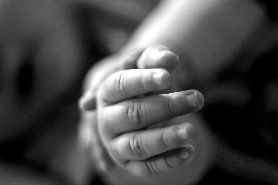 Wobec takich matek jesteśmy bezbronni. „Piła, urodziła, zapomniała o dziecku