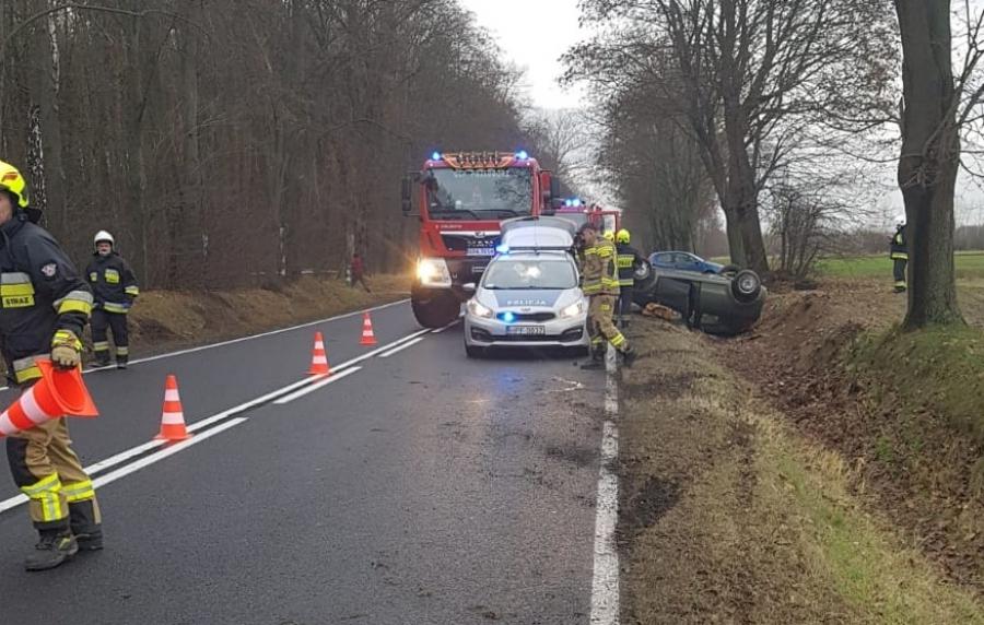 76-latek stracił panowanie nad samochodem, punto wpadło do rowu