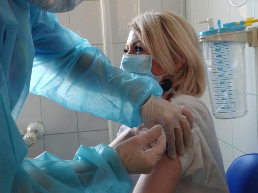 [ZDJĘCIA] Doktor Bareła i doktor Bartosiewicz, pierwsze zaszczepione