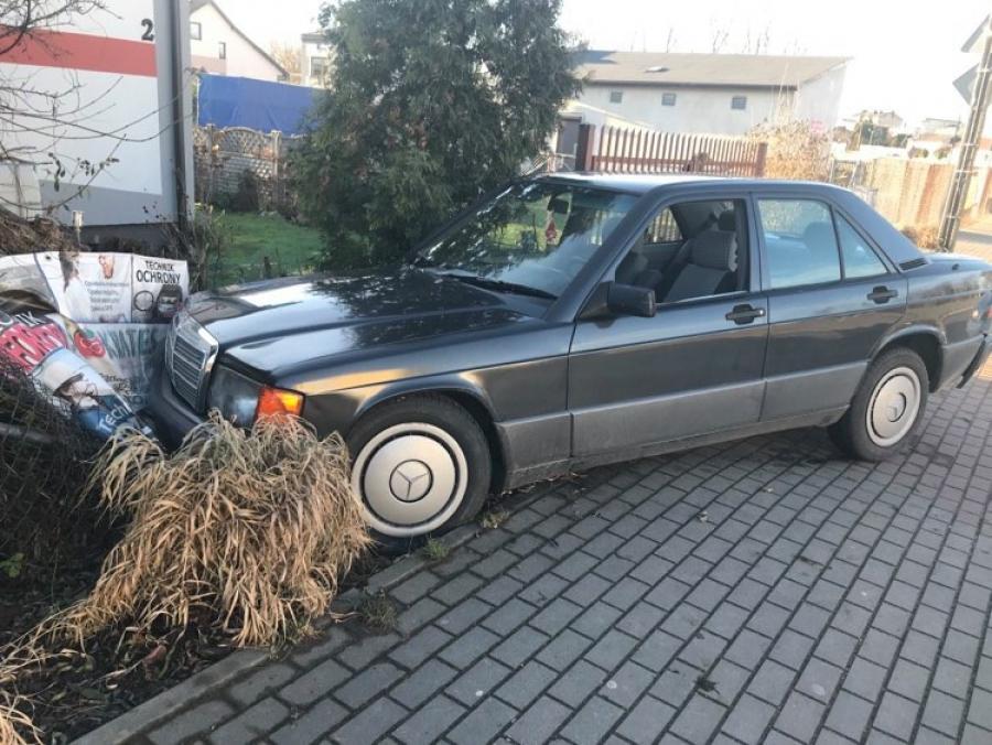 19-latek z powiatu piotrkowskiego wjechał w ogrodzenie przy Targowej