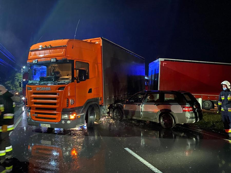 Zderzenie w Woli Jedlińskiej. Kierowca stilo uderzył w ciężarową scanię