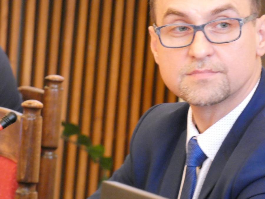 Protestował przeciw przekazywaniu pieniędzy na policję. Już nie protestuje