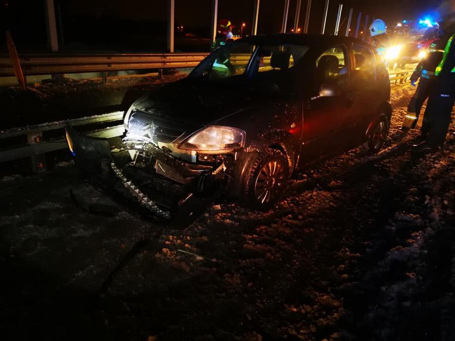 Autostrada A1: kierowca auta osobowego uderzył w barierę energochłonną