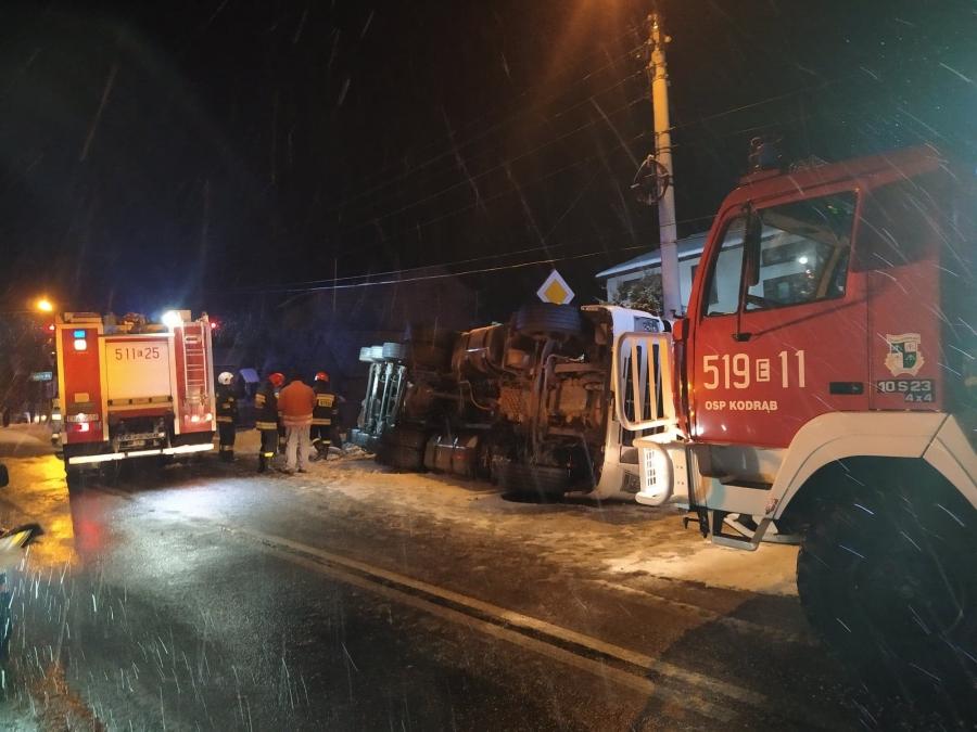 Ciężarówka w rowie, kierowca trafił do szpitala. To efekt trudnych warunków na drodze