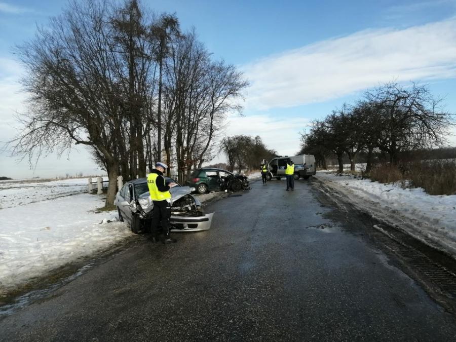 Kierowca peugeota skręcał w polną drogę. Wymusił pierwszeństwo przejazdu