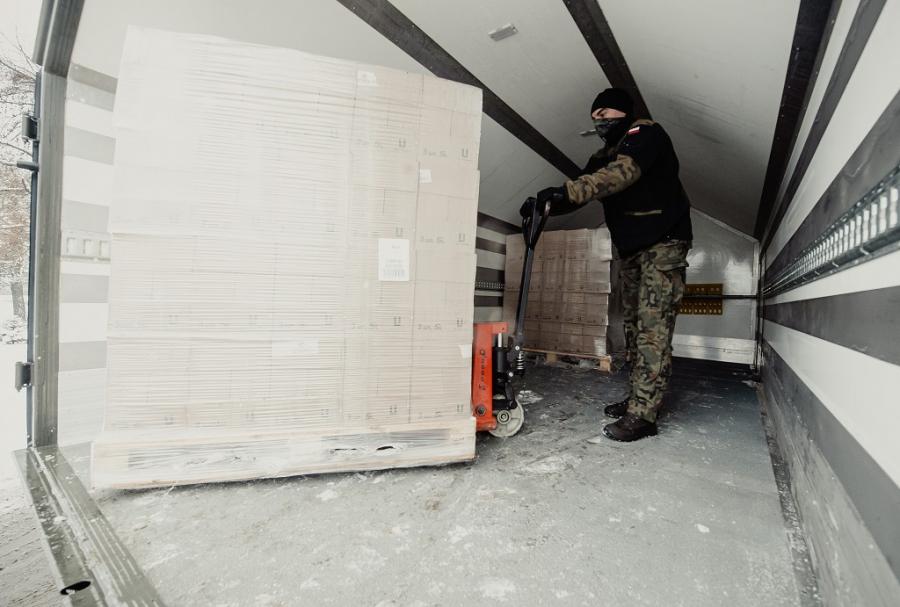 Żołnierze WOT dostarczyli płyny do dezynfekcji. Trafi do szpitali i DPS-ów