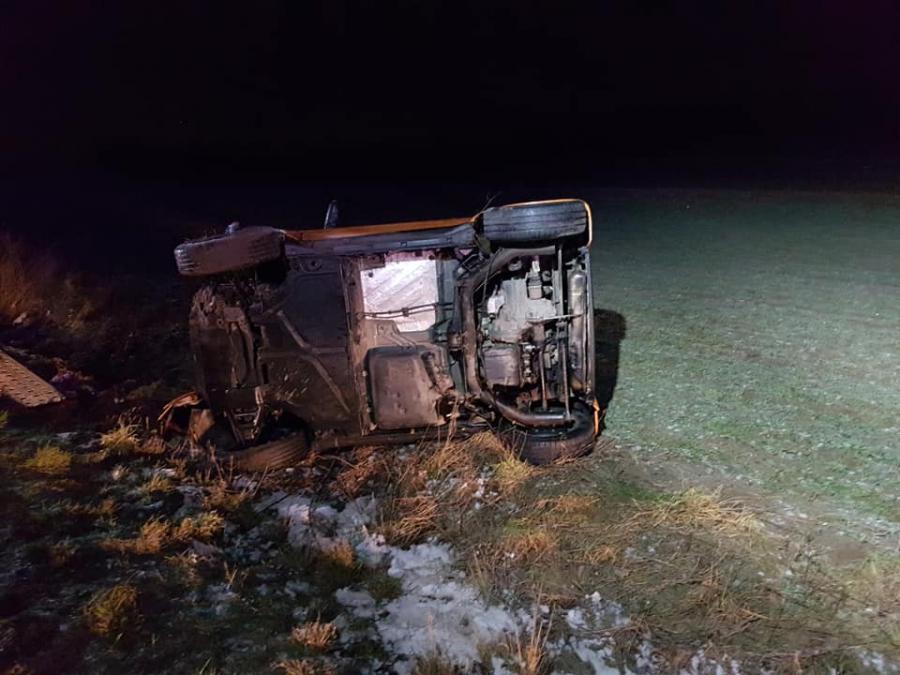Auto wpadło w poślizg i wypadło z drogi. Na szczęście nikomu nic się nie stało