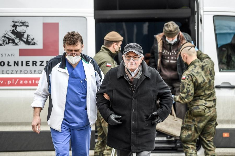 Seniorzy mają wsparcie żołnierzy Wojsk Obrony Terytorialnej. Trzeba zadzwonić