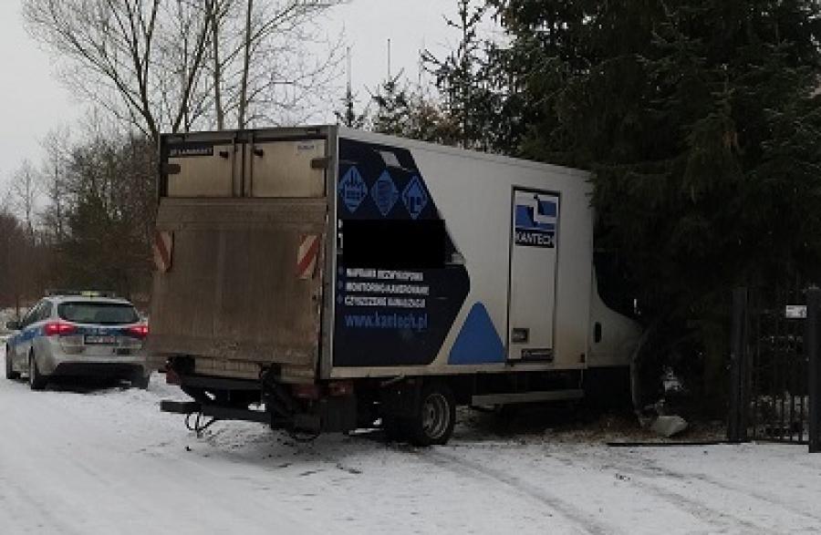 Za szybko na śliskiej drodze. Kierowca iveco jazdę zakończył na płocie